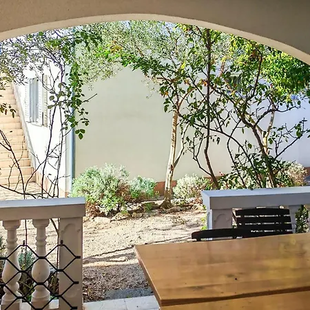 1 Bedroom Lovely In Lägenhet Vodice