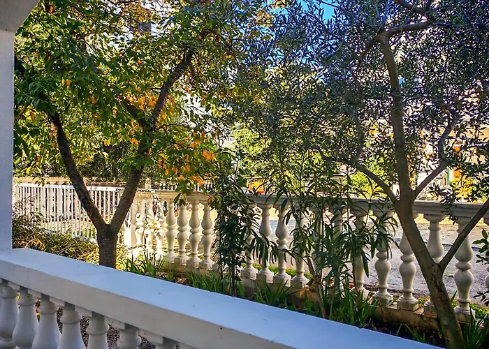 1 Bedroom Lovely In Apartment