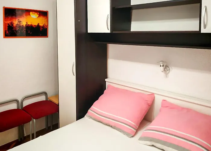 1 Bedroom Lovely In Apartment